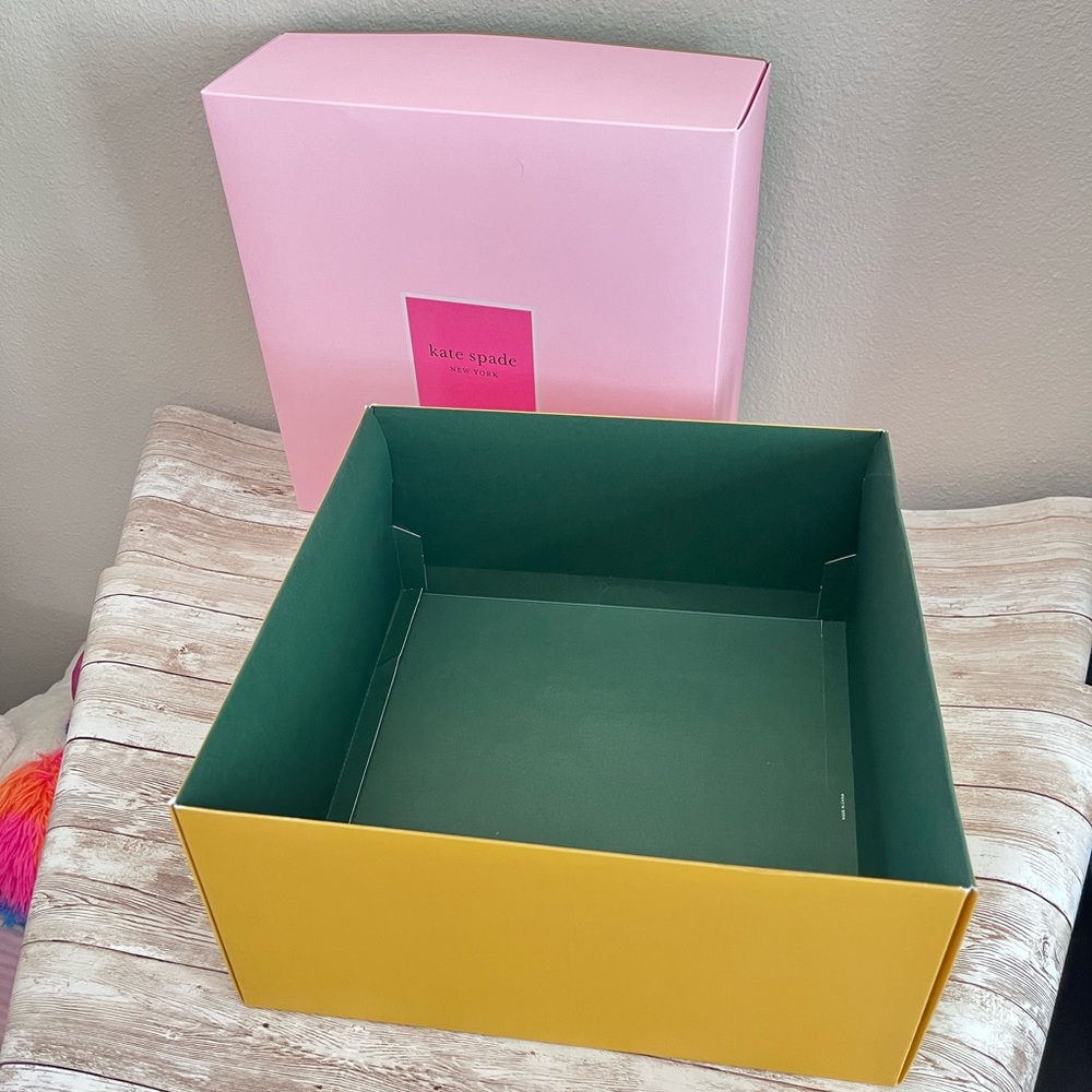 Kate Spade gift box ๐ - Picture 3 of 4